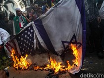 Massa PA 212 Demo Bela Palestina Bakar Bendera AS-Israel