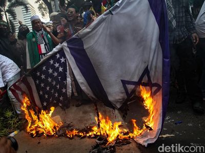 Massa PA 212 Demo Bela Palestina Bakar Bendera AS-Israel