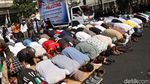 Massa PA 212 Salat Asar Berjemaah di Depan Kedubes AS