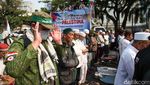 Massa PA 212 Salat Asar Berjemaah di Depan Kedubes AS