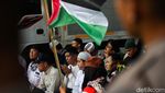 Massa PA 212 Salat Asar Berjemaah di Depan Kedubes AS