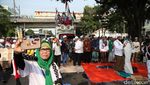 Massa PA 212 Salat Asar Berjemaah di Depan Kedubes AS