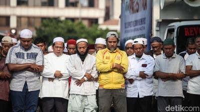 Massa PA 212 Salat Asar Berjemaah di Depan Kedubes AS