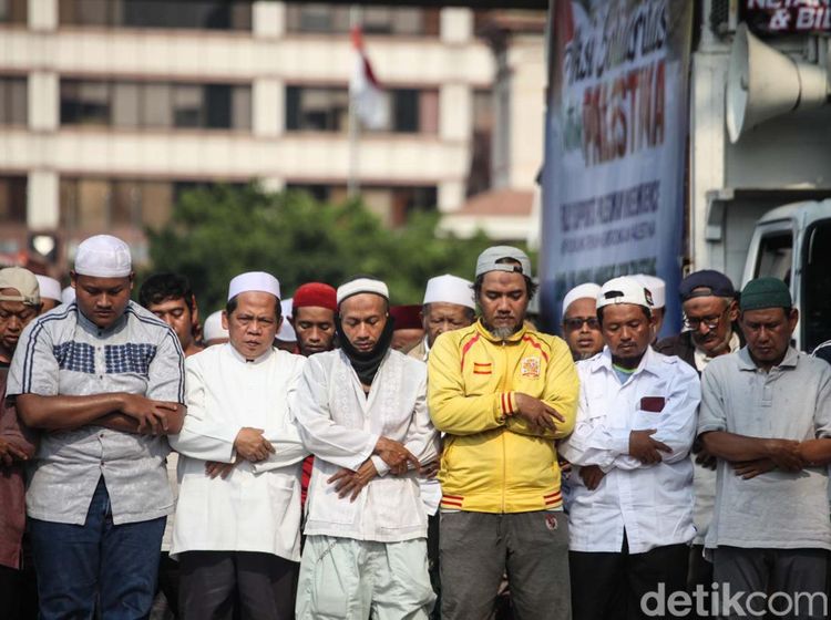 Massa PA 212 Salat Asar Berjemaah di Depan Kedubes AS