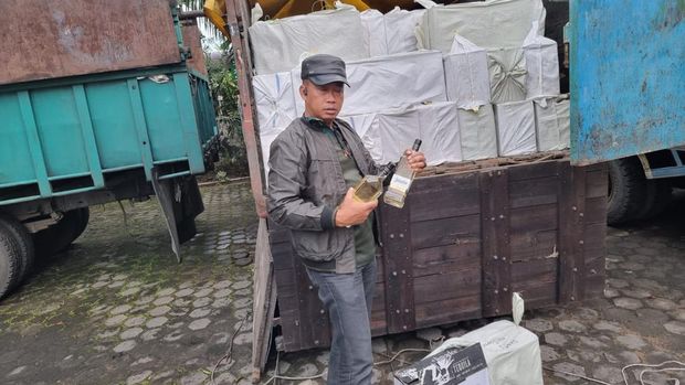 Mayor Laut Heru Budiawan dkk gagalkan penyelundupan miras dari Malaysia.