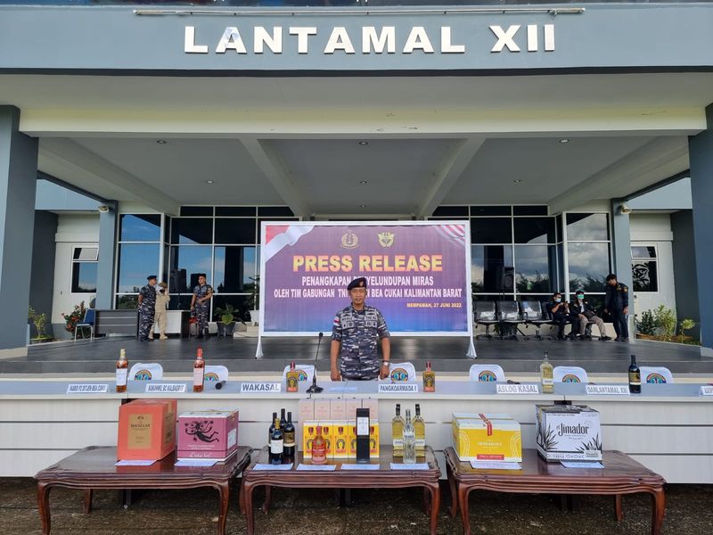 Mayor Laut Heru Budiawan dkk gagalkan penyelundupan miras dari Malaysia.