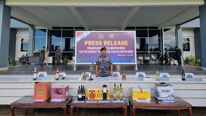 Mayor Laut Heru Budiawan dkk gagalkan penyelundupan miras dari Malaysia.
