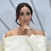 Ibu dua anak ini menata rambutnya dengan disanggul rapi. Wajahnya dipulas makeup bergaya smokey eyes dan lipstik nude yang menjadi salah satu gaya ikonik nya. Foto: AP/Evan Agostini