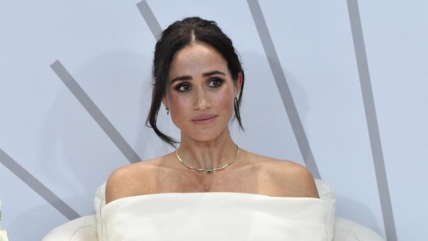 Penampilan Chic dan Elegan Meghan Markle Dukung Hari Kesehatan Mental Sedunia
