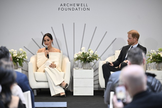 “Saya pikir bagi kami, bagi saya dan istri saya, dengan anak-anak yang tumbuh di era digital, prioritasnya di sini adalah mengubah rasa sakit menjadi tujuan dan memberikan banyak dukungan serta sorotan dan platform bagi para orang tua untuk bersatu. Untuk menyembuhkan, berduka dan juga secara kolektif fokus pada solusi sehingga tidak ada keluarga lain di mana pun yang harus mengalami apa yang telah mereka lalui,” kata Pangeran Harry. Foto: AP/Evan Agostini