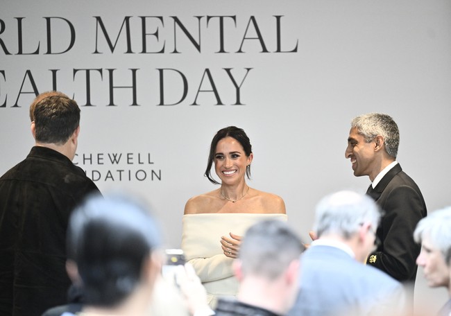 Sebagai pembicara di panel bertajuk ‘Mental Wellness in a Digital Age’ tersebut, wanita 42 tahun ini dan Pangeran Harry berterus terang tentang tantangan membesarkan anak di era digital. Foto: AP/Evan Agostini