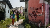 Tak sedikit warga yang masih berkunjung ke kampung tersebut memanfaatkan sisa-sisa kayu bangunan rumah yang masih utuh untuk dijadikan arang dan dijualnya ke kota. Pembebasan lahan warga di kampung itu telah selesai sehingga warga pun dibolehkan untuk mengambil properti yang ada di rumah.