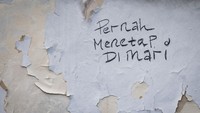 Banyak rumah-rumah yang kondisinya sudah rusak ataupun yang rata dengan tanah dan dipenuhi tulisan-tulisan di temboknya dari warga yang pernah menempati rumah.  