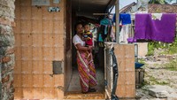 Walau pemukiman tersebut sudah tidak ditempati oleh warga, namun ternyata masih ada juga yang bertahan di rumahnya, yaitu Wulan dan menjadi satu-satunya keluarga yang menempati rumah di Kampung Somang. Ia menyebut alasannya masih bertahan dengan keluarganya karena dirinya masih membangun rumah di tempat yang baru, sehingga ia terpaksa harus bertahan di tempat itu untuk sementara waktu dengan dibantu biaya listrik gratis oleh pemerintah daerah setempat.