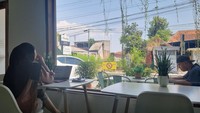 Ada tempat duduk di samping jendela yang menghadap langsung ke jalanan Prawirotaman. Tersedia pula buku-buku bacaan yang terpajang di sudut kafe yang bisa pengunjung baca sambil bersantai di sini.