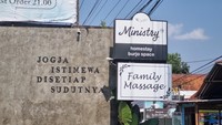 Selain Burjo Space, Ministry juga memiliki homestay dan family massage. Homestay ada di bagian belakang kafe, sedangkan family massage ada di lantai dua kafe Burjo Space. Ministry ini sudah berdiri lebih dari dua tahun dan dikelola oleh owner bersama manajemennya.
