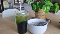 Seperti namanya, Burjo Space, kafe ini menjual menu yang biasanya ada di warung Burjo seperti bubur kacang hijau, bubur ketan hitam, nasi goreng, mie goreng dan salah satu menu favorit pelanggan, yaitu mie dok-dok. Dengan harga mulai dari Rp 18 ribu sampai Rp 26 ribu.