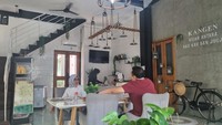 Dari luar kafe ini sudah memberikan suasana yang menenangkan dengan bangunan yang didominasi warna putih dan hiasan tumbuhan hijau di depannya. Saat masuk, pengunjung akan disambut ramah oleh resepsionis kafe. Konsep minimalis dan suasana tenang di dalam menjadikan Ministry Burjo Space ini sebagai salah satu kafe yang cocok untuk bekerja atau mengerjakan tugas di Prawirotaman.