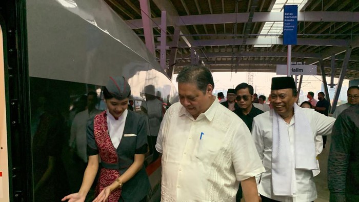 Menko Perekonomian Airlangga Hartarto menjajal Kereta Cepat Jakarta-Bandung Whoosh, Rabu (11/10/2023).