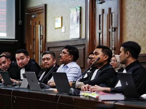 Hakim Cecar Direktur Keuangan BAKTI soal Dinas Johnny Plate ke Eropa