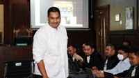 Dalam sidang ini, Dito dan Johnny G Plate kompak membantah saling kenal.