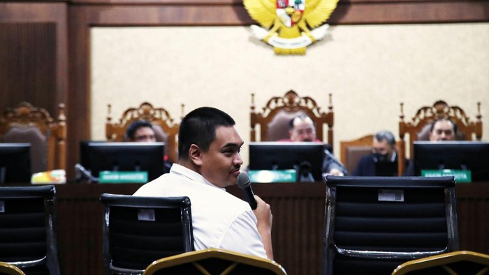 Menpora Dito Bantah Terima Rp 27 M untuk Amankan Perkara BTS Menteri Pemuda dan Olahraga (Menpora) Dito Ariotedjo dihadirkan sebagai saksi dalam kasus korupsi BTS 4G Kominfo di Pengadilan Tipikor Jakarta, Rabu (11/10/2023). Dito membantah menerima bingkisan berisi Rp 27 miliar untuk mengamankan perkara korupsi BTS.