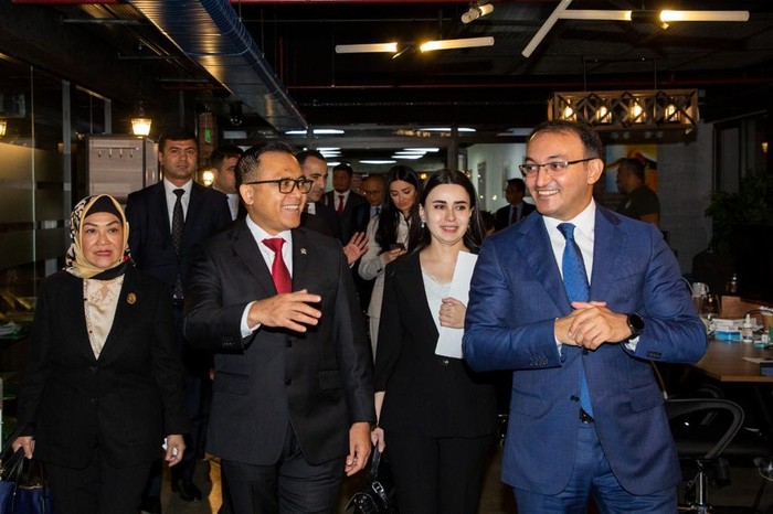 Menteri Pendayagunaan Aparatur Negara dan Reformasi Birokrasi (PANRB) Abdullah Azwar Anas mengunjungi Asan Xidmat, pusat pelayanan publik di Azerbaijan yang disebut sebagai salah satu yang terbaik di dunia menurut PBB, Selasa (10/10).