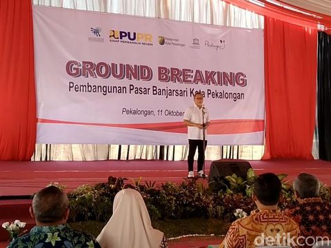 Menteri Perdagangan Zulkifli Hasan saat ground breaking pembangunan Pasar Banjarsari di Kota Pekalongan, Jawa Tengah Rabu (11/10/2023).