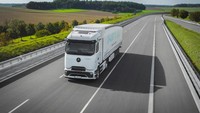 Secara visual, e-truck memiliki ciri khas desain yang baru dan murni dengan garis-garis yang bersih dan bentuk yang aerodinamis. Untuk jangka panjang, truk listrik canggih ini diharapkan dapat menggantikan sebagian besar truk diesel di segmen transportasi jarak jauh. Foto: Dok. Daimler