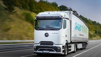 Penjualan truk listrik akan dimulai tahun ini, namun produksi dijadwalkan akan dimulai pada akhir 2024. Selain model semitrailer, Mercedes-Benz Trucks juga akan memproduksi versi rigid dari eActros 600, sehingga pelanggan memiliki pilihan aplikasi lebih lanjut untuk transportasi serba elektrik. Foto: Dok. Daimler