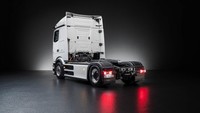 Mercedes-Benz eActros 600 dibekali kapasitas baterai lebih dari 600 kWh, sehingga model ini dinamakan 600. Poros penggerak listrik baru yang sangat efisien dikembangkan secara internal memungkinkan e-truck mencapai jarak tempuh 500 km tanpa pengisian ulang atau seperti jarak Jakarta-Semarang. Foto: Dok. Daimler