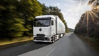 Bagaimana jika truk ini dijadikan sebagai armada pergi-pulang alias tektokan? Jangan khawatir, sebab truk ini bisa mengisi baterai dari kondisi 20 persen ke 80 persen hanya dalam waktu 30 menit dengan output 1 megawatt. Jadi andai setiap hari digunakan menempuh jarak 1.000 km, truk listrik ini masih sanggup. Foto: Dok. Daimler