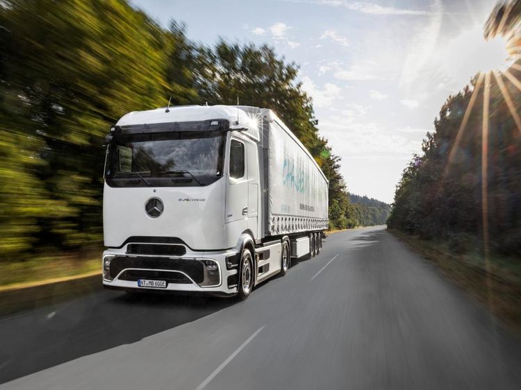 Potret Truk Listrik Terbaru Mercedes-Benz yang Bisa Tempuh Jarak Jakarta-Semarang