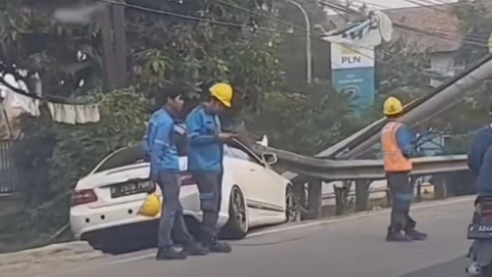 Mercy Tabrak Tiang Listrik di Jalan Jakarta-Bogor, Lalin Sempat Macet (screenshot video viral)