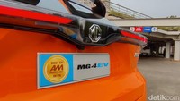 Konsumen yang mau membeli MG4 EV berkelir oren harus menunggu hingga akhir November. Sebab, stoknya terbatas. Foto: Septian Farhan Nurhuda / detik.com
