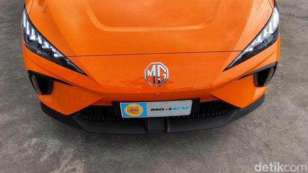 MG4 EV warna oren.