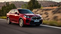 BMW iX2 hanya hadir dengan satu varian bernama iX2 xDrive30. Mobil listrik ini menggabungkan dua motor listrik yang menggerakan as roda depan dan belakang. BMW menyematkan baterai tegangan tinggi dengna kapasitas sebesar 64,8 kWh. Foto: Dok. BMW