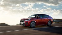 BMW iX2 punya performa mumpuni. Akselerasi dari posisi diam hingga kecepatan 100 km/jam bisa dituntaskan hanya dalam 5,6 detik. Kecepatan tertingginya mencapai 180 km/jam. Foto: Dok. BMW