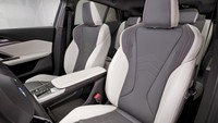 Bluetooth, navigasi GPS berbasis cloud, dan sistem suara enam speaker plus amplifier juga merupakan bagian dari paket standar. Versi terbaru dari Sistem Operasi BMW 9 dipadukan dengan layar 10,25 inci dan 10,7 inci. Foto: Dok. BMW