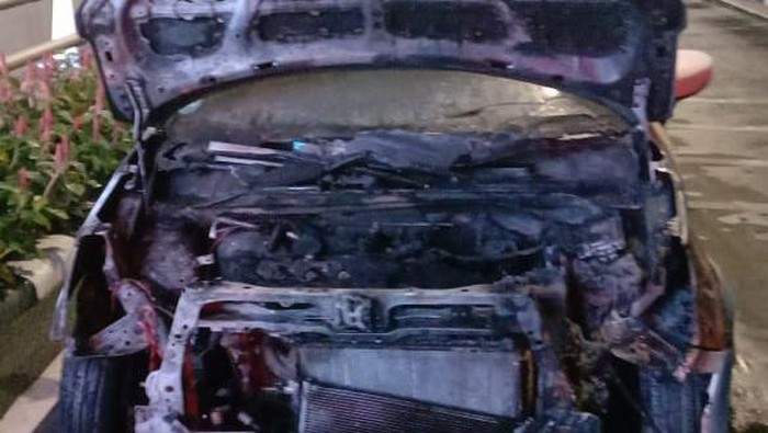 Mobil Suzuki hangus terbakar di kawasan SCBD, Jakarta Selatan