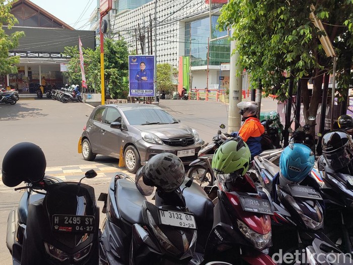 Mobil viral yang dikira milik tukang parkir di Jalan KH Ahmad Dahlan, Semarang, Rabu (11/10/2023).