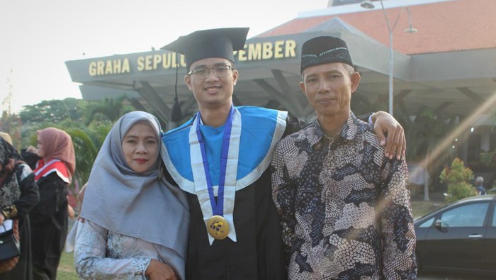 Mohammad Firman Ramadhan peraih IPK 3,98 D3 Teknik Informatika PENS Sumenep.