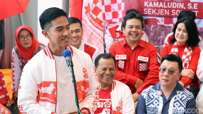 Ketum PSI Kaesang Pangarep bertandang ke markas Solidaritas Merah Putih (Solmet). Kaesang meminta dukungan kepda relawan Jokowi tersebut.