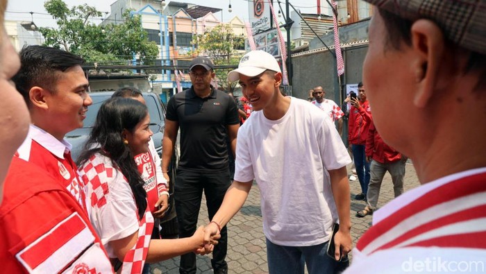 Momen Kaesang Bertandang ke Markas Solmet Ketum PSI Kaesang Pangarep bertandang ke markas Solidaritas Merah Putih (Solmet). Kaesang meminta dukungan kepda relawan Jokowi tersebut.