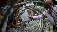 Penyerahan surat aspirasi ini turut dikawal polisi.  