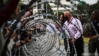 Sebelumnya, demo sempat memanas karena massa yang hendak masuk ke dalam Kedubes AS.  