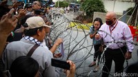 Upaya ini kemudian dilanjutkan dialog antara perwakilan massa dan polisi sebelum penyerahan surat aspirasi.  
