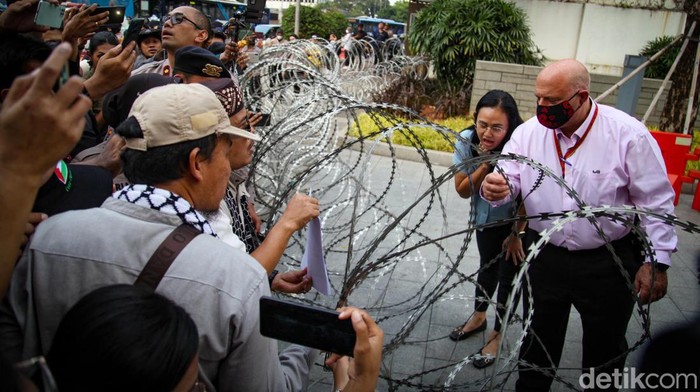 Upaya massa PA 212 yang tengah Aksi Bela Palestina menemui perwakilan Kedubes AS membuahkan hasil. Mereka menyerahkan aspirasi kepada pihak Kedubes.