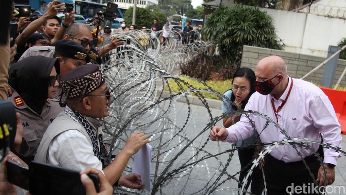 Upaya massa PA 212 yang tengah Aksi Bela Palestina menemui perwakilan Kedubes AS membuahkan hasil. Mereka menyerahkan aspirasi kepada pihak Kedubes.