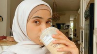 Momen menikmati es kopi juga terlihat dari foto ini. Ia berpose candid sambil meneguk es kopi. Foto: Instagram @nadyamustikarahayu